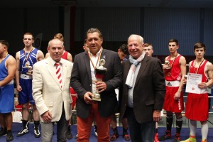 NRW Jugendwart Josef Gottfried nimmt Auszeichnung als bester LV entgegen / Foto: go4boxing.com
