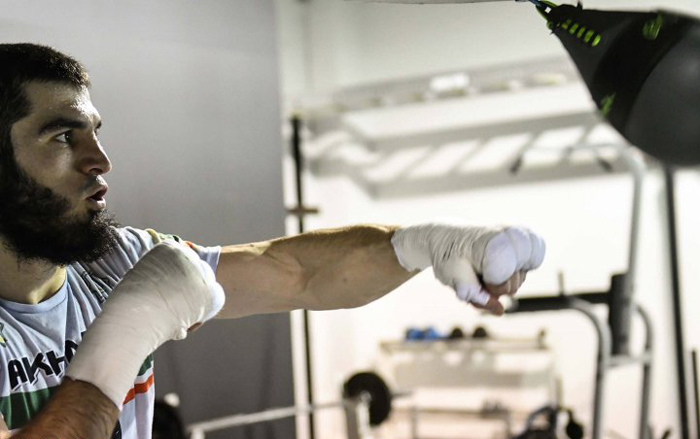 Der 32jährige ehemalige Amateur-Weltmeister Artur Beterbiev der in Khasavyurt, Russland geboren ist und seit einigen Jahren in Montreal.Quebec in Kanada lebt gilt als einer der stärksten Halbschwergewichtler der Welt. Seine Kampfbilanz von 11 KO-Siegen aus 11 Kämpfen ist selbstsprechend.